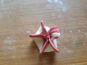 15．底边向上提，就出来一个花瓣。