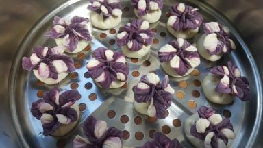 17．把所有的蒸饺做好后，底部涂油放在屉帘上。大火蒸10分钟就可以了。