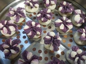 17．把所有的蒸饺做好后，底部涂油放在屉帘上。大火蒸10分钟就可以了。