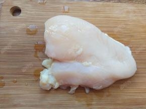 鸡脯肉解冻后清洗干净
