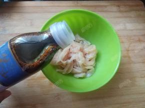 加入料酒、酱油、白胡椒粉、淀粉