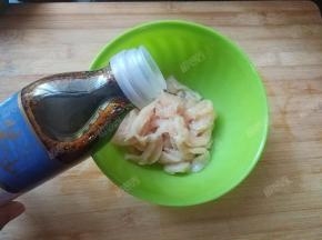 加入料酒、酱油、白胡椒粉、淀粉