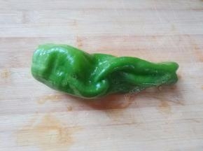 青椒洗净后去蒂去籽