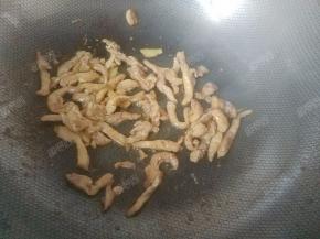 翻炒变色后盛出备用