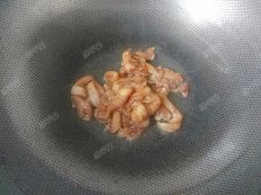 将鸡脯肉倒入锅中