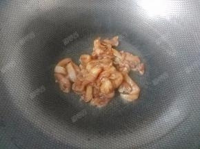 将鸡脯肉倒入锅中