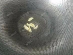 炒锅里倒入油，放入姜片爆香