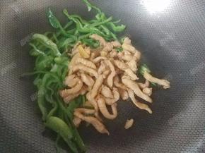 青椒断生后放入鸡脯肉