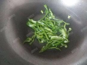 把青椒丝放到锅里翻炒