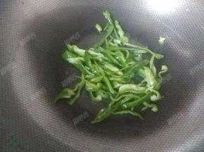 把青椒丝放到锅里翻炒
