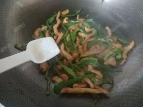 加入适量盐调味