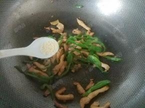 加入鸡精拌匀出锅