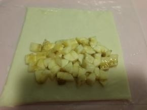 香蕉切丁放到手抓一面