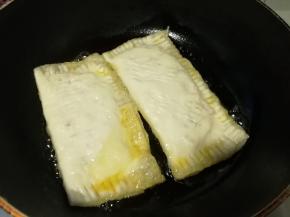 油热放入手抓饼（也可以用烤箱）