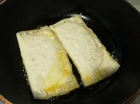 油热放入手抓饼（也可以用烤箱）
