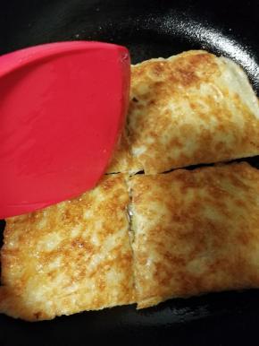 用锅铲在中间切开