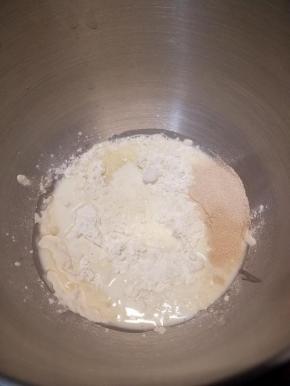 高筋面粉，蛋清，糖，盐，耐高糖酵母，牛奶倒进料理盆，注意酵母不能跟糖跟盐直接接触，低速搅拌8-10分钟。