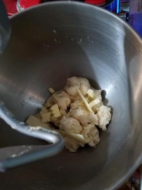 加入软化的黄油，继续搅拌5分钟，面团楸起一块能撑出非常薄但不易破的膜，取出面团。