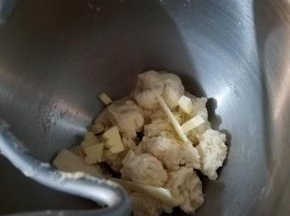加入软化的黄油，继续搅拌5分钟，面团楸起一块能撑出非常薄但不易破的膜，取出面团。