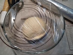 面团团成圆球，放入器皿盖上保鲜膜发酵。