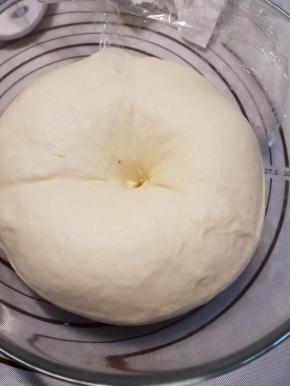 当面团发酵至两倍大，用手指戳一个洞，没有回缩即可。