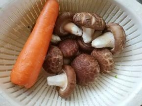 胡萝卜、香菇洗净沥干