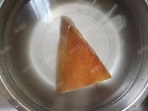 腊肉解冻后放入温水中浸泡