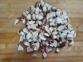 香菇、胡萝卜分别切丁