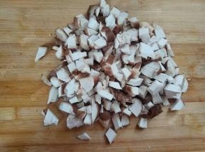 香菇、胡萝卜分别切丁