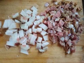 腊肉肥瘦肉分开切成小粒