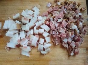 腊肉肥瘦肉分开切成小粒