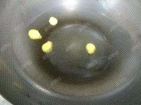 炒锅里放少许油润锅，放入几片生姜爆香