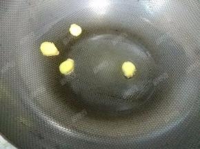 炒锅里放少许油润锅，放入几片生姜爆香