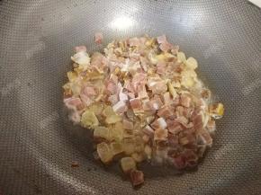 再加入瘦肉粒煸炒