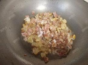 再加入瘦肉粒煸炒