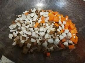 放入胡萝卜和香菇