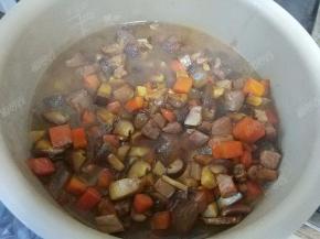 浸泡后的米和炒好的配菜全部倒入电饭煲中，加入清水，水量和平时煮饭的量一样