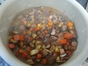 浸泡后的米和炒好的配菜全部倒入电饭煲中，加入清水，水量和平时煮饭的量一样