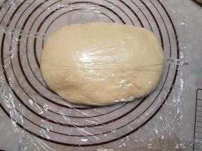 盖上保鲜膜醒发20分钟。