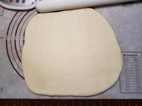 取出面团，用擀面杖擀成正方形。