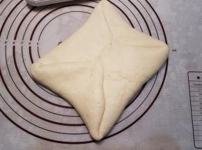 把花生酱在中间抹个正方形。