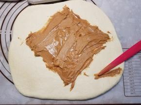 把面团的四个角往里折，捏紧收口。