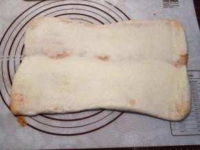 对折后擀成长方形。