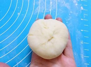 利用虎口慢慢收起来直到全部裹上豆沙后收口捏紧