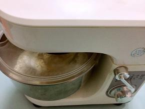 先用一档慢速和面一分钟再转三档快速和面，直到机器自动停止。（共15分钟）