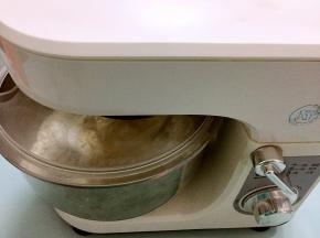 先用一档慢速和面一分钟再转三档快速和面，直到机器自动停止。（共15分钟）