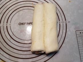 从两边再次向内卷起来，压扁，松弛10分钟。