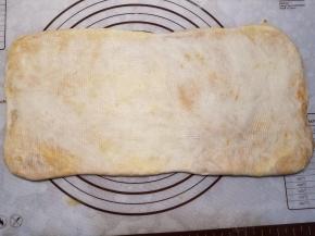 翻面，擀成大约20*40cm的长方形，如果一下子擀不到那个长度，可以再次适当松弛面团。