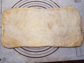 翻面，擀成大约20*40cm的长方形，如果一下子擀不到那个长度，可以再次适当松弛面团。