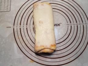 左边向内折1/3，右边向内折1/3，做一次三折。